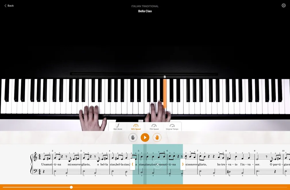 Bella-Ciao-Player mit Händen auf der Klaviatur, mitlaufenden Noten, ausgewählter rechter Hand, 50-Prozent-Tempo und markierter Schleife.